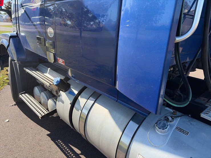 #1849-•-2015-volvo-vnl62-sleeper-cab-truck-tractor-image-39