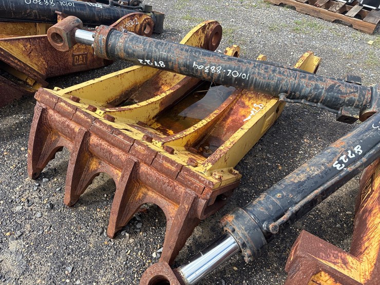 caterpillar-323-image-1