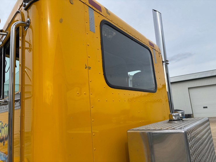 1982-peterbilt-359-image-16