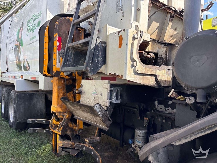 2019-peterbilt-520-image-12
