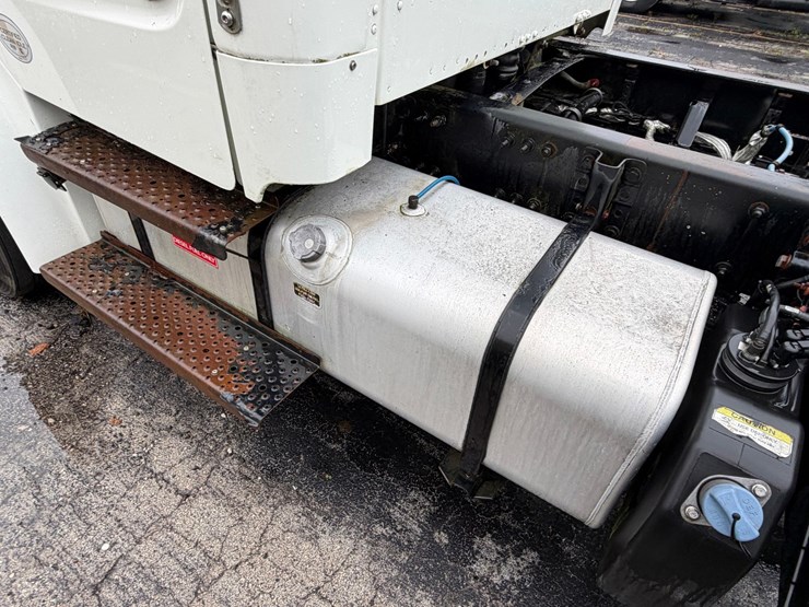 #1667-•-2016-freightliner-m2-cab-and-chassis-image-13