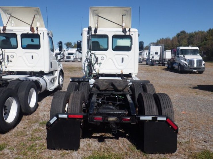 2019-freightliner-cascadia-126-image-10