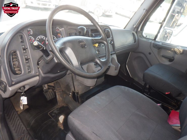 2020-freightliner-m2-106-image-9