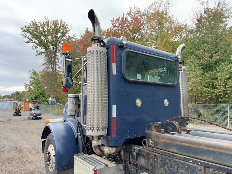 2004-peterbilt-357-image-23