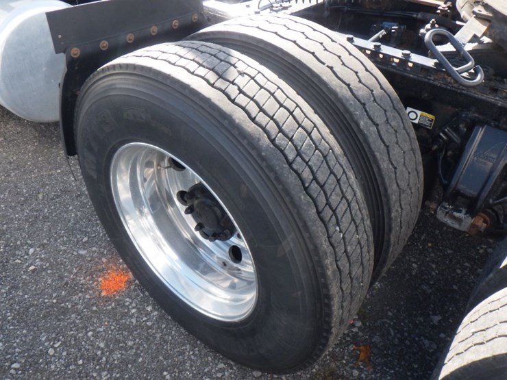 2015-peterbilt-579-image-13
