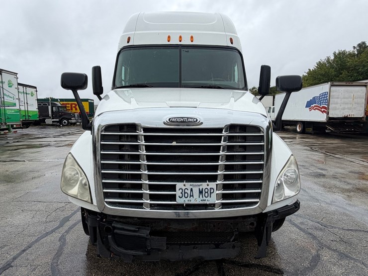 #1669-•-2009-freightliner-cascadia-sleeper-cab-truck-tractor-image-8
