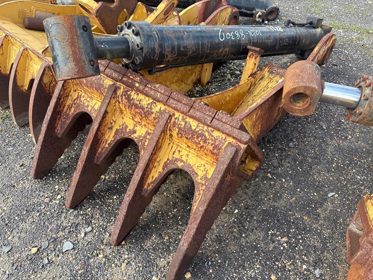 caterpillar-323-image-1