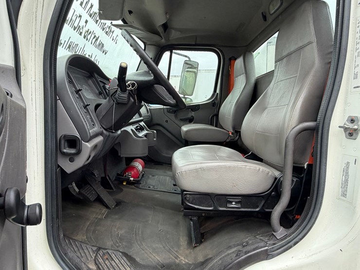 #1667-•-2016-freightliner-m2-cab-and-chassis-image-35