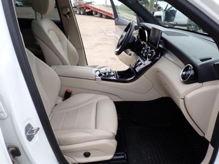 2018-mercedes-benz-glc300-image-31