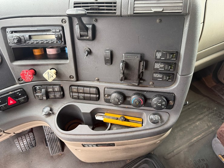 #1669-•-2009-freightliner-cascadia-sleeper-cab-truck-tractor-image-47