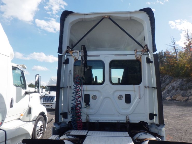 2017-freightliner-cascadia-125-image-10