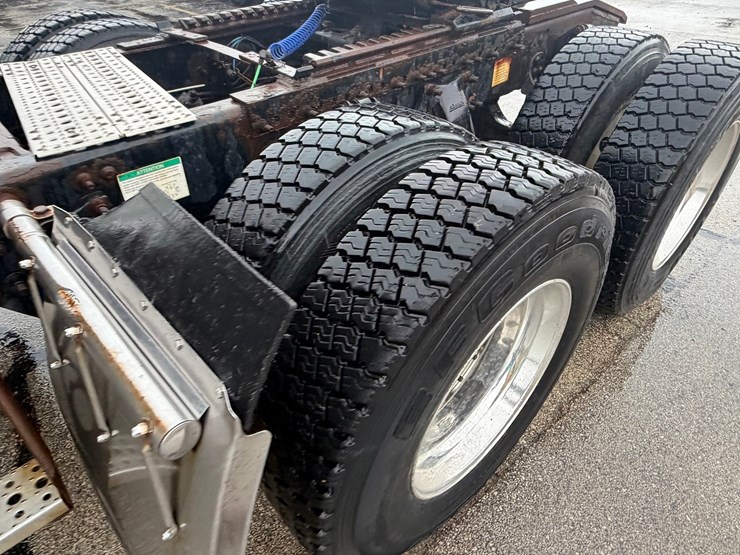 #1659-•-2012-freightliner-cascadia-sleeper-cab-truck-tractor-image-20