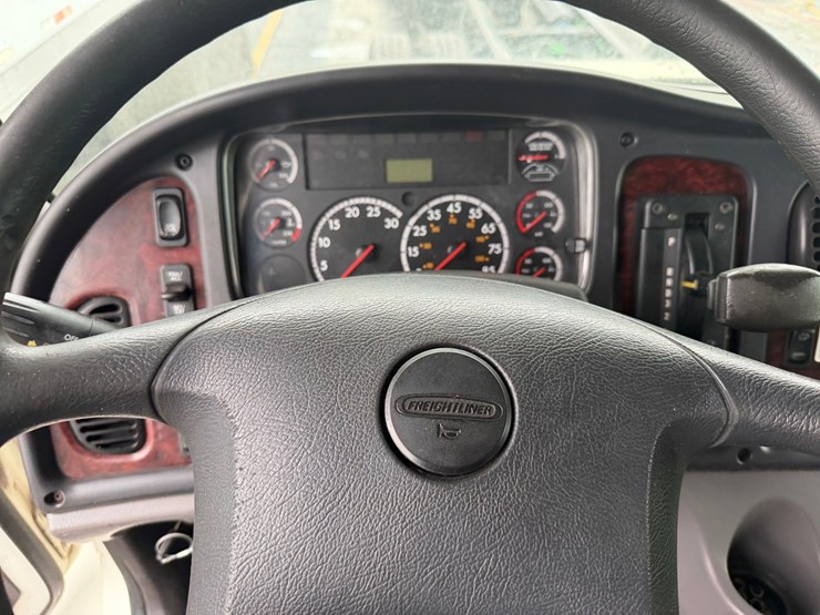 #1666-•-2012-freightliner-moving-box-truck-image-43