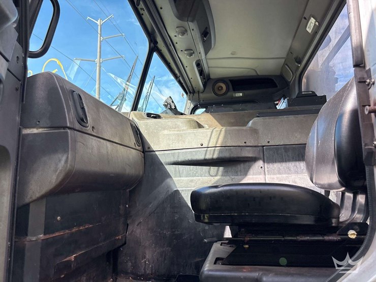 2019-peterbilt-520-image-11