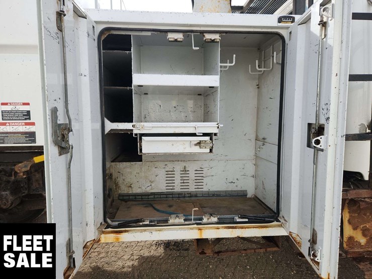 2016-freightliner-m2-106-image-33