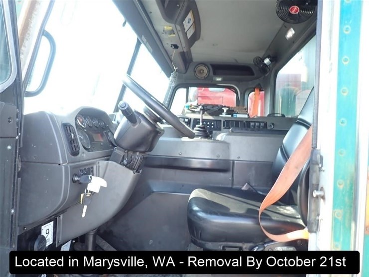 2015-peterbilt-320-image-16