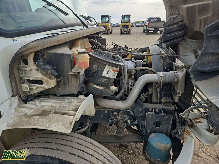 2005-freightliner-m2-106-image-31