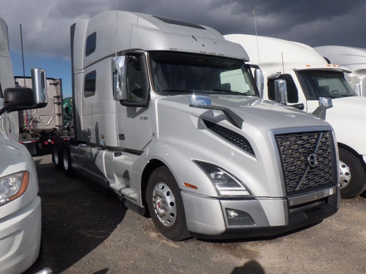 2022-volvo-vnl860-image-3