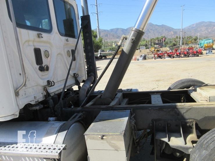 2013-freightliner-cascadia-125-image-19