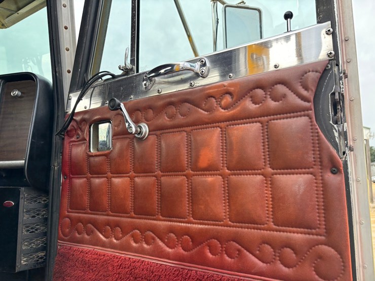 1982-peterbilt-359-image-56