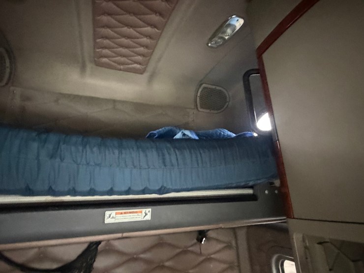 #1669-•-2009-freightliner-cascadia-sleeper-cab-truck-tractor-image-41
