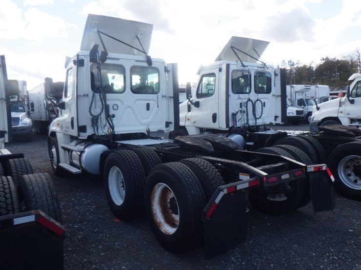 2018-freightliner-cascadia-125-image-11