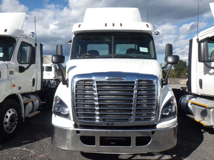 2017-freightliner-cascadia-113-image-2