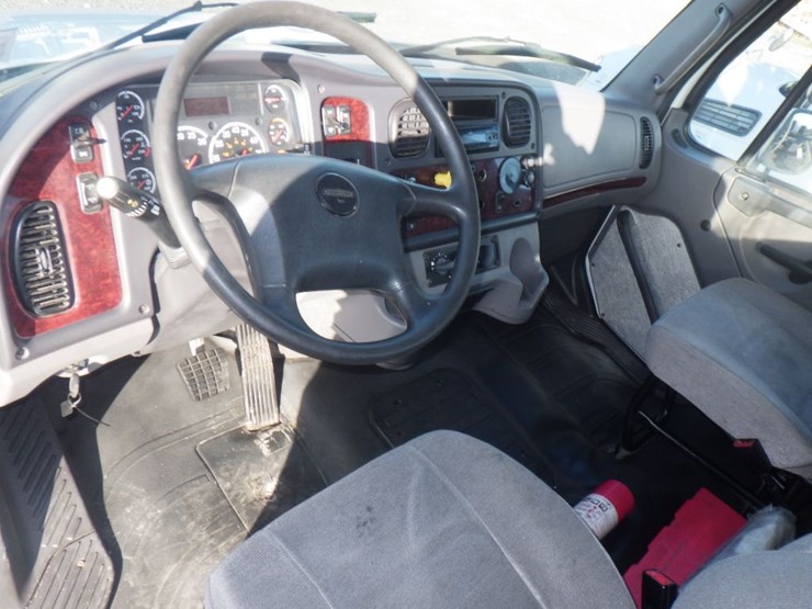 2018-freightliner-m2-106-image-9