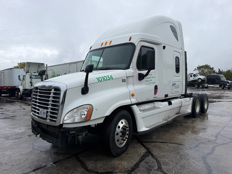 #1669-•-2009-freightliner-cascadia-sleeper-cab-truck-tractor-image-1