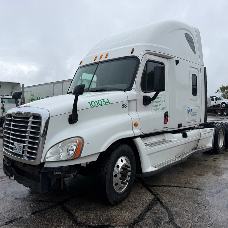 #1669 • 2009 Freightliner Cascadia Sleeper Cab Truck Tractor
