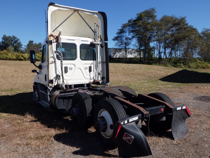 2017-freightliner-cascadia-116-image-14