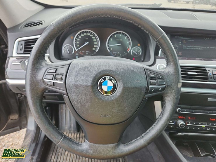2013-bmw-5-series-550i-gt-xdrive-4dr-sedan-image-17