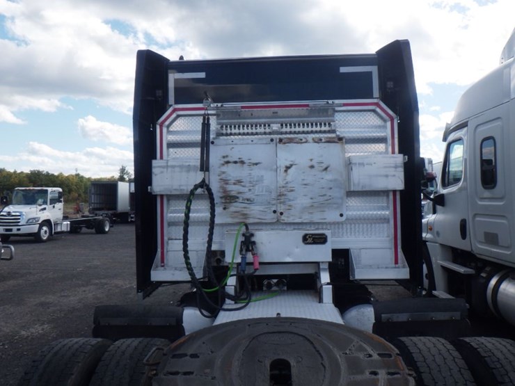 2018-peterbilt-579-image-11