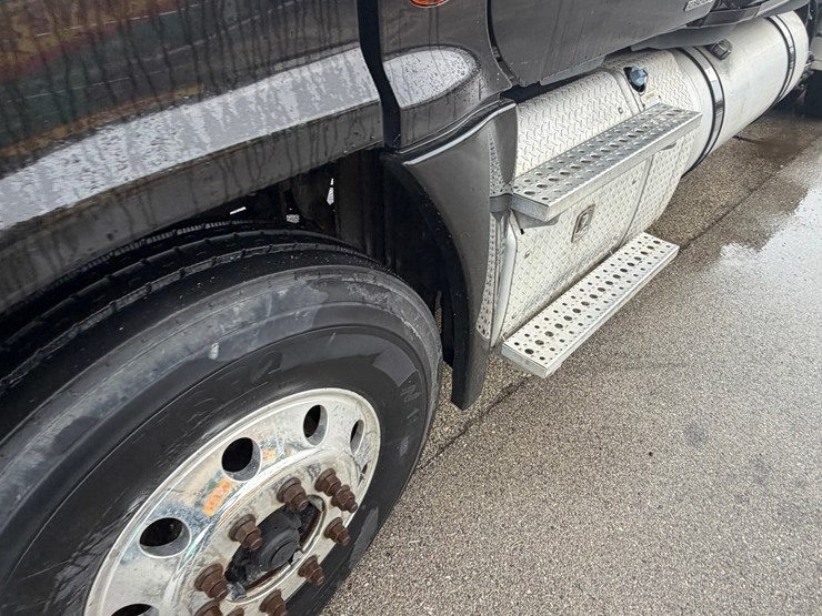 #1659-•-2012-freightliner-cascadia-sleeper-cab-truck-tractor-image-11