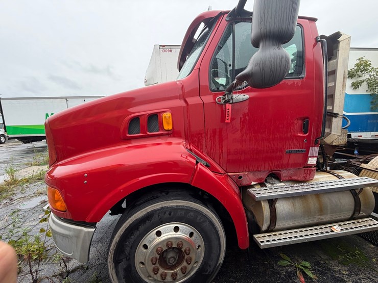 #1663-•-1999-sterling-day-cab-truck-tractor-image-2