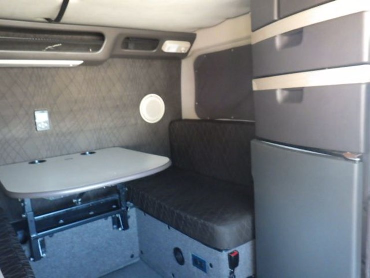2018-volvo-vnl780-image-8