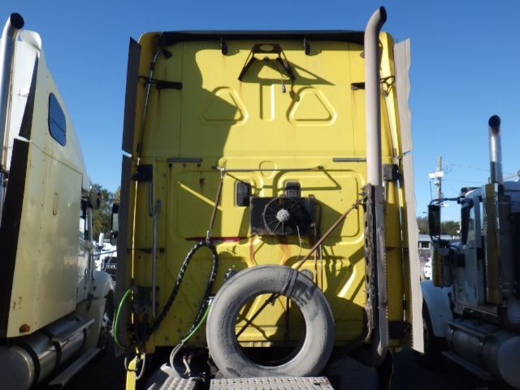 2010-freightliner-cascadia-125-image-16