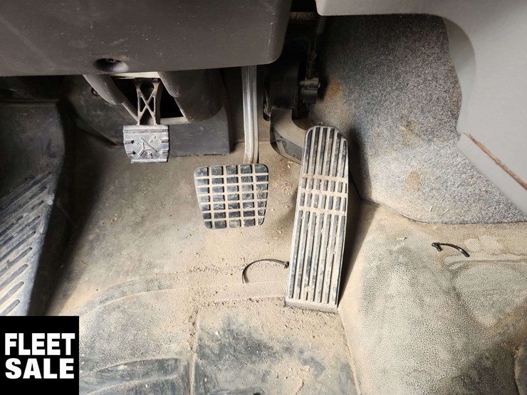 2016-freightliner-m2-106-image-21