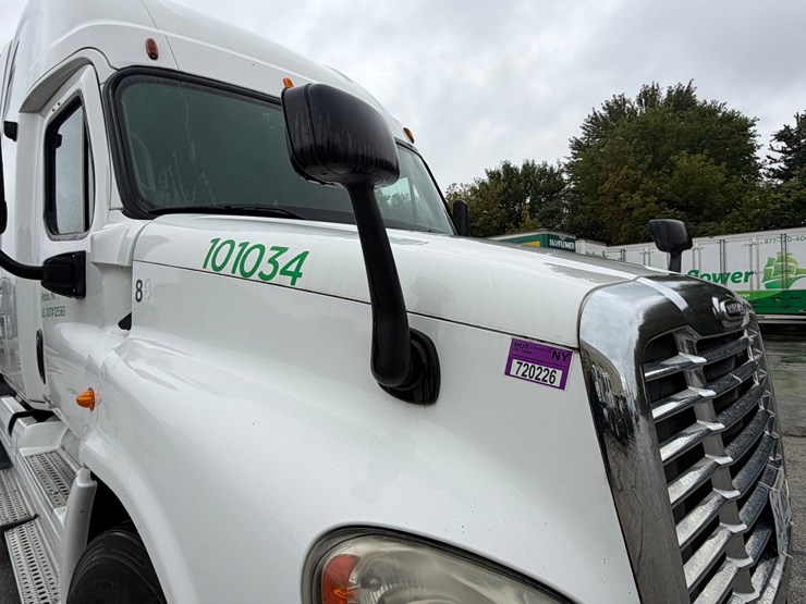 #1669-•-2009-freightliner-cascadia-sleeper-cab-truck-tractor-image-26