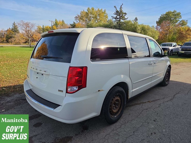 2012-dodge-grand-caravan-sxt-image-3