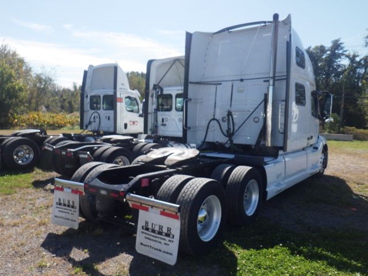 2021-volvo-vnl860-image-10