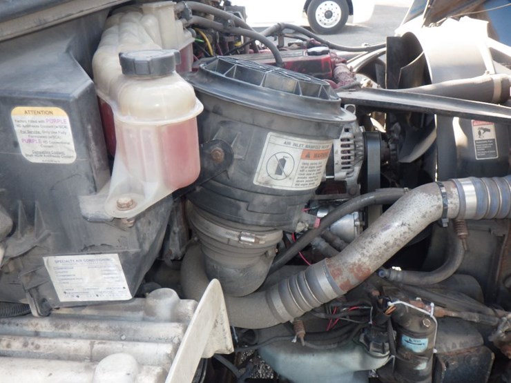 2012-freightliner-m2-106-image-15
