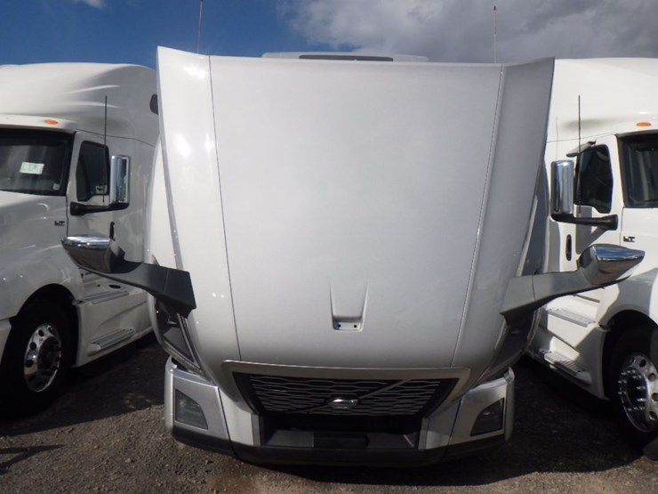 2022-volvo-vnl860-image-22