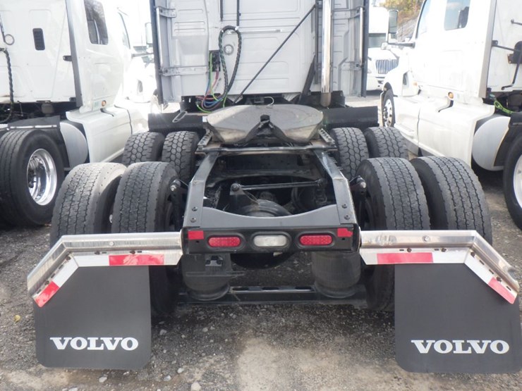 2022-volvo-vnl860-image-8