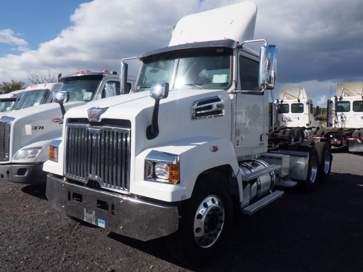 2017-western-star-4700sf-image-1
