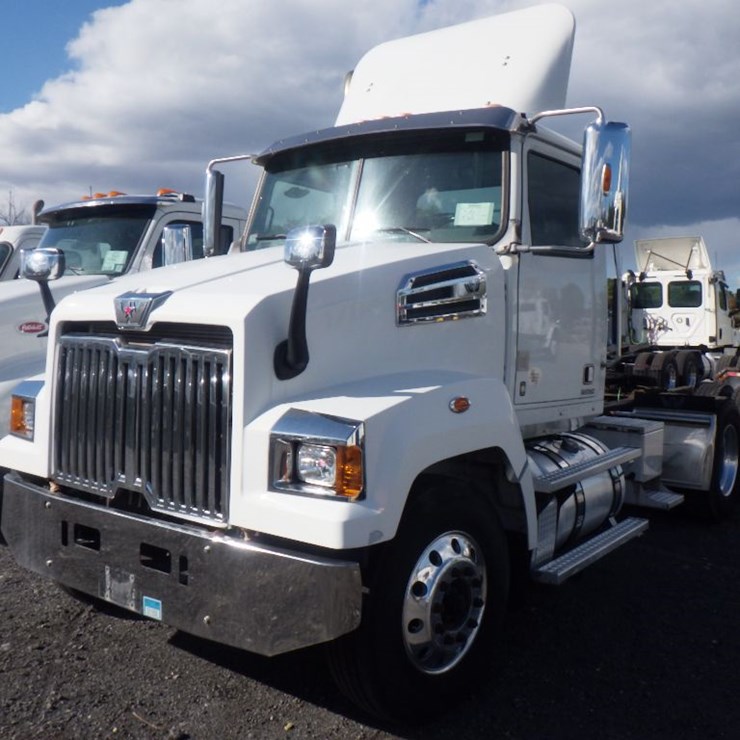 2017 WESTERN STAR 4700SF