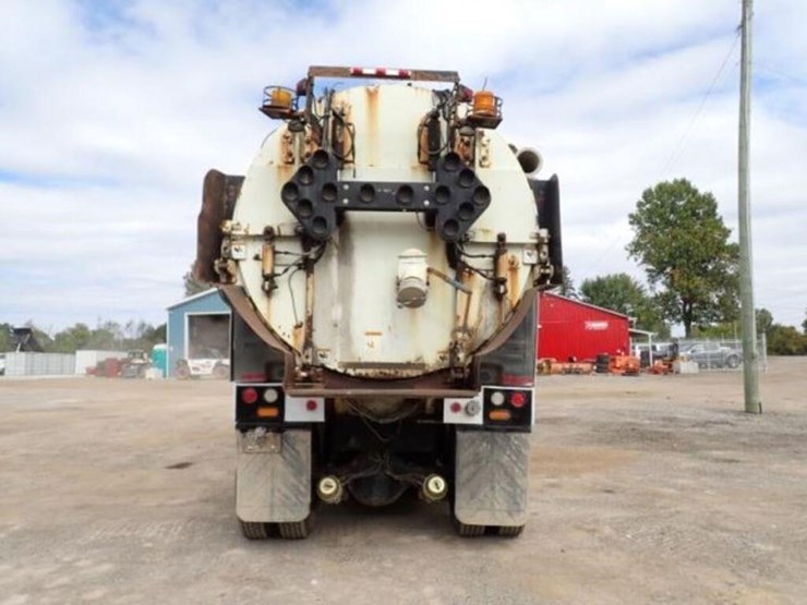 2015-freightliner-114sd-image-6