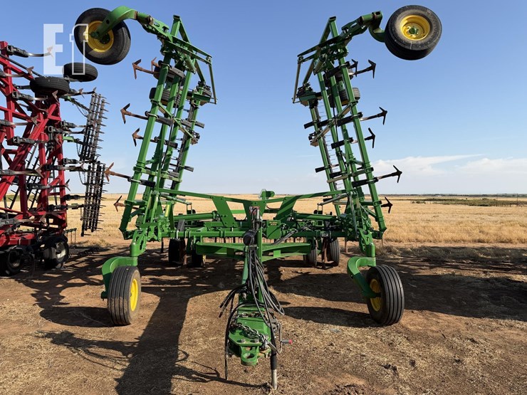 2023-john-deere-2430-image-7