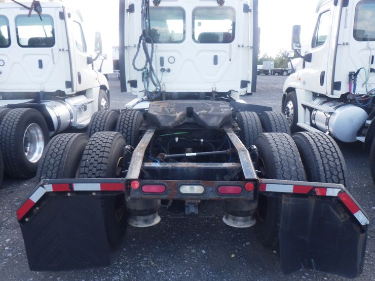 2018-freightliner-cascadia-125-image-8