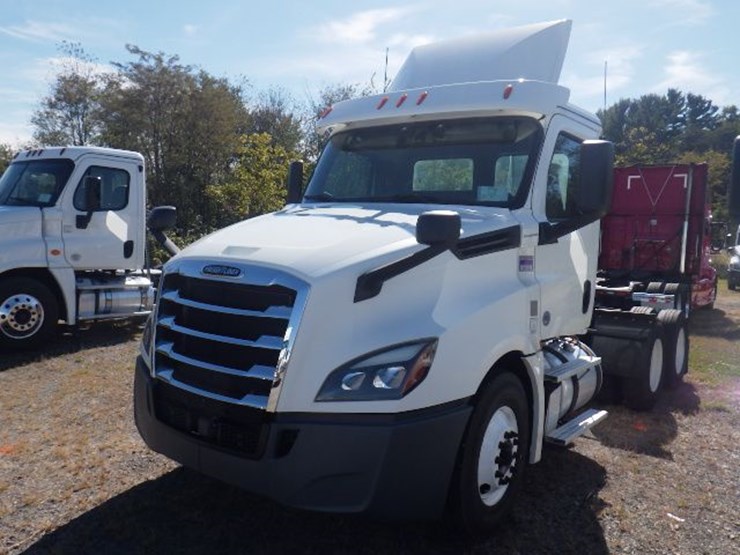 2019-freightliner-cascadia-126-image-1
